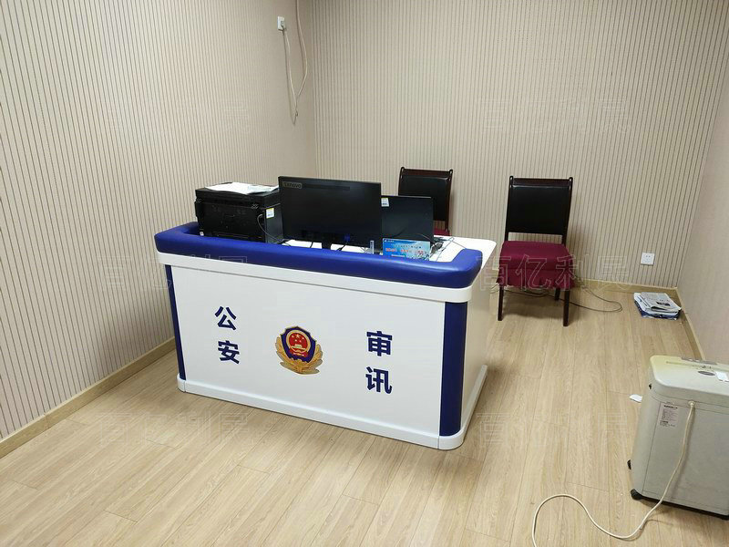 木質審訊桌