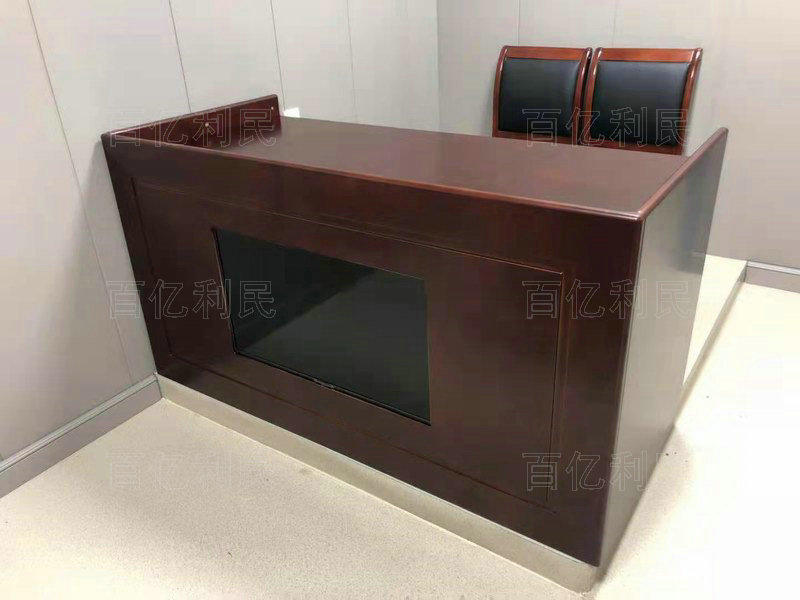 木質審訊桌